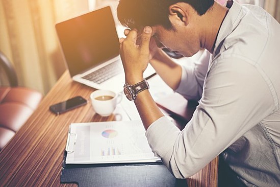 Stress công việc kéo dài gây hại sức khỏe, giảm hiệu suất công việc. Ảnh: Career